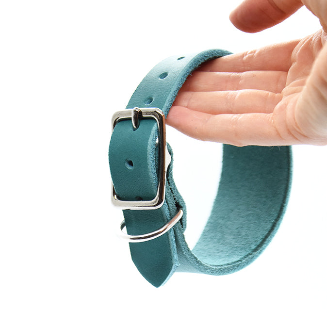 Detailansicht Fettleder Windhundhalsband – natürliche Lederstruktur